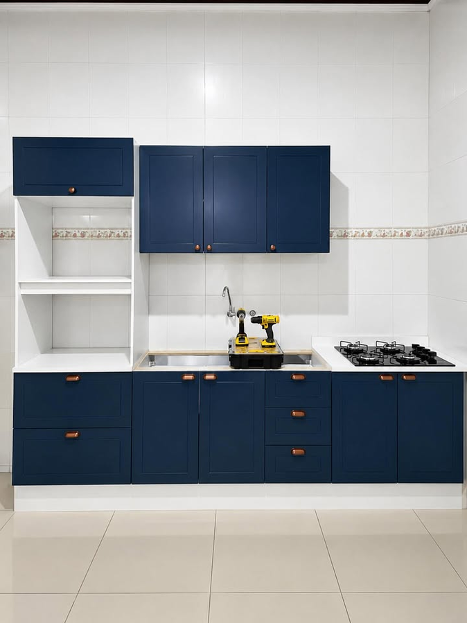 Cozinha planejada branca e azul montada