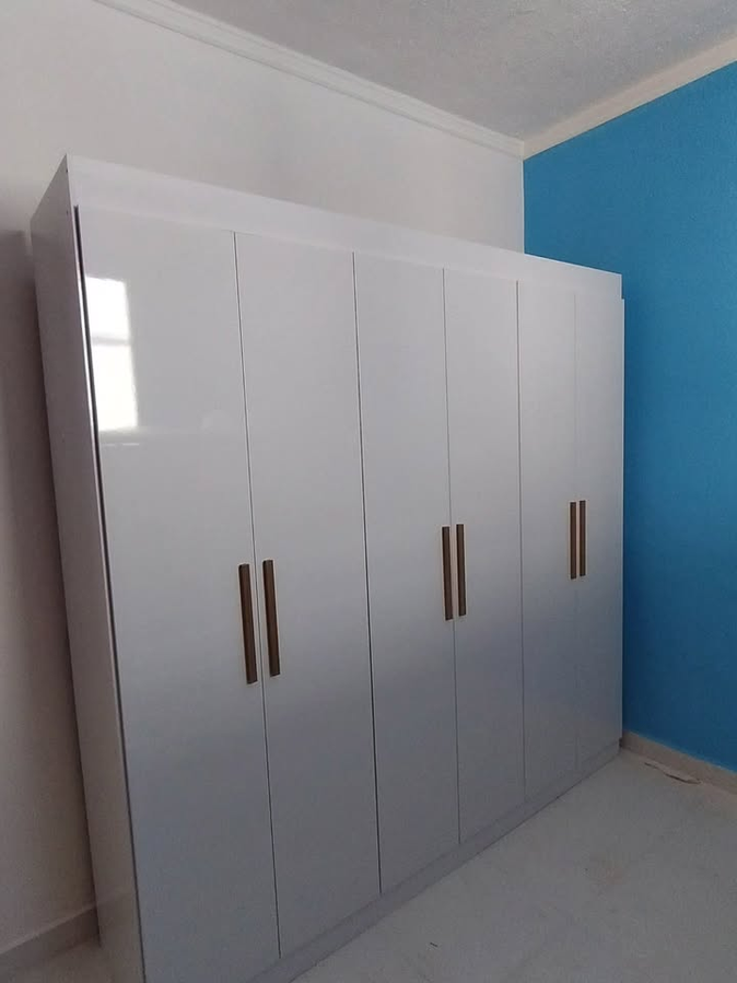 Guarda-roupa branco de seis portas montado